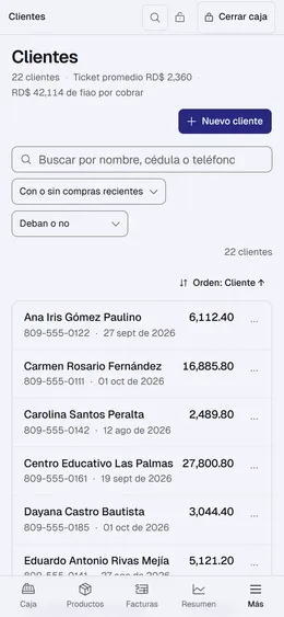 Listado de clientes de Islorbit en la pantalla de un celular, con el nombre, el teléfono, la fecha de la última compra y el total gastado de cada uno.