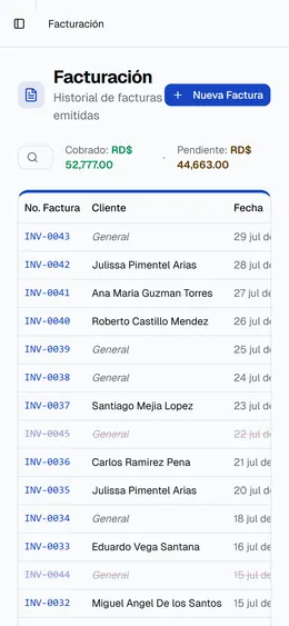 Listado de facturas de Islorbit en la pantalla de un celular, con el número, el cliente, el total y el estado de cada factura.