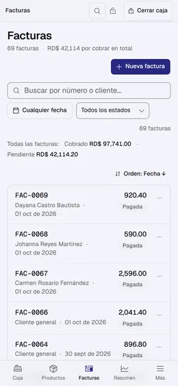 Listado de facturas de Islorbit en la pantalla de un celular, con el número, el cliente, el total y el estado de cada factura.