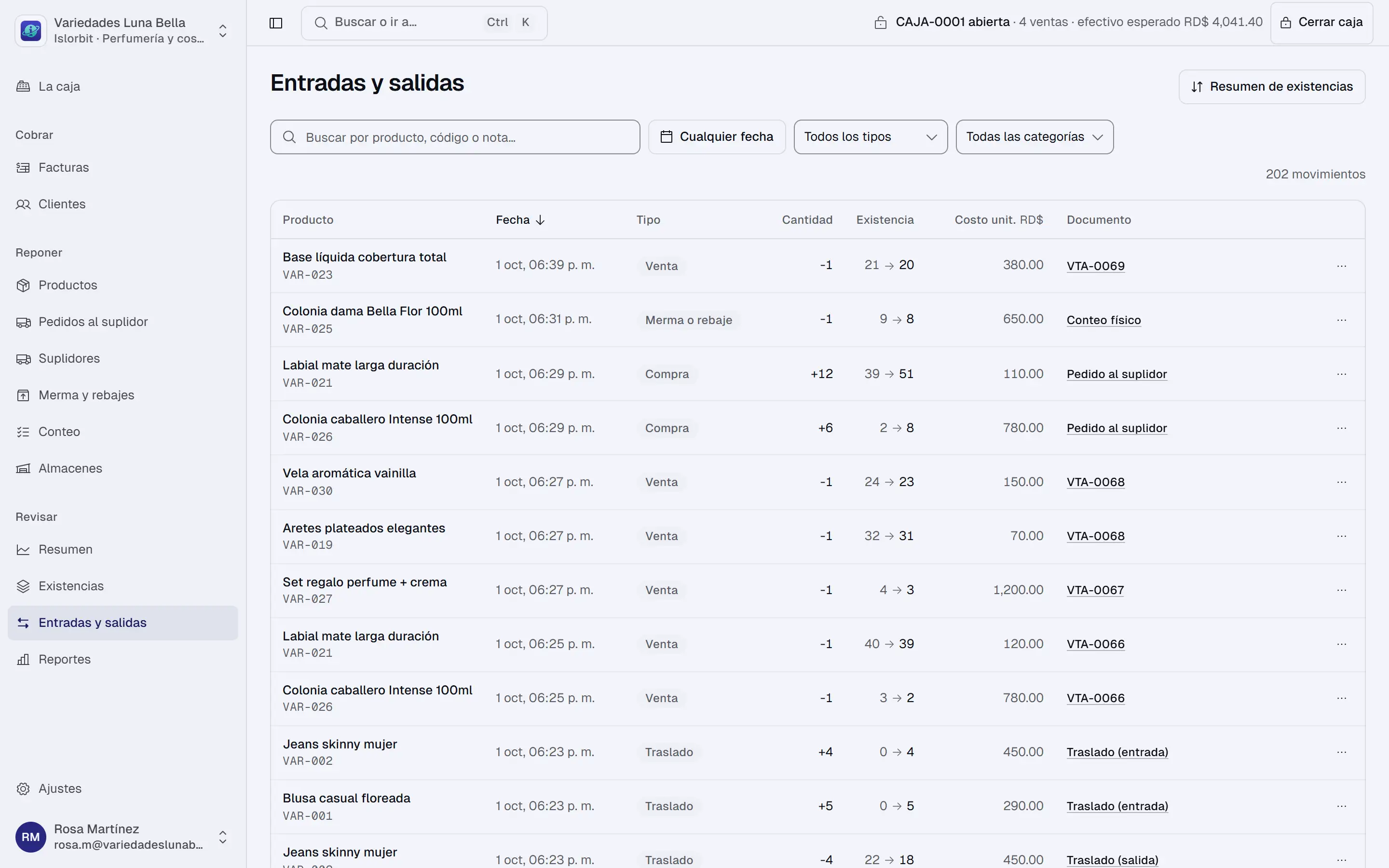 Entradas y salidas del inventario en Islorbit: cada fila con el producto, la fecha, el tipo —venta, compra, traslado, merma—, la cantidad, la existencia antes y después, el costo y el documento que la originó.