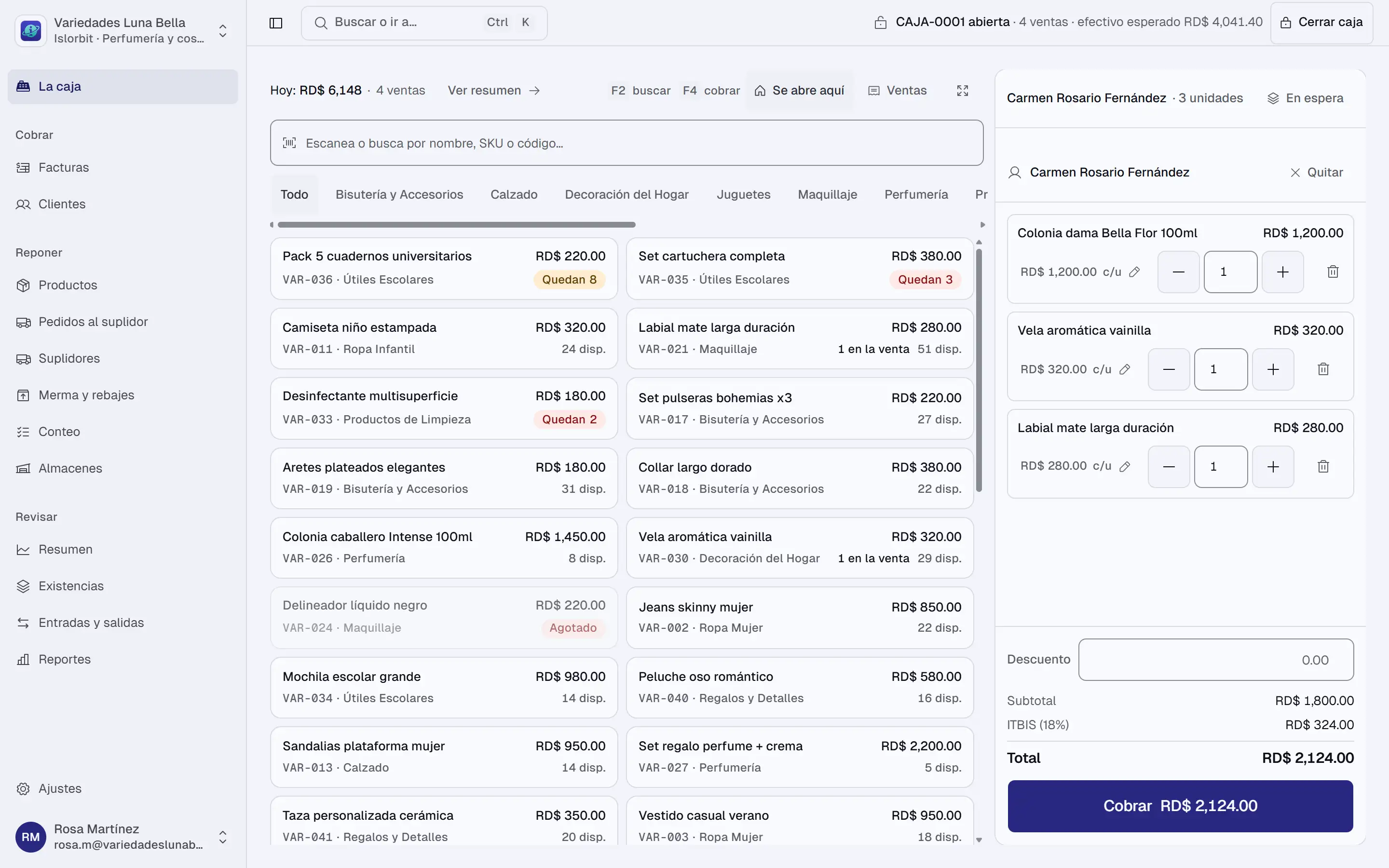 La caja de Islorbit con el catálogo, la venta armada con tres productos para una clienta, el subtotal, el ITBIS del 18 % y el botón de cobrar RD$2,124.00.